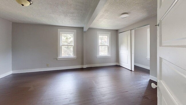 Building Photo - 4 Bedroom Single Family Home
