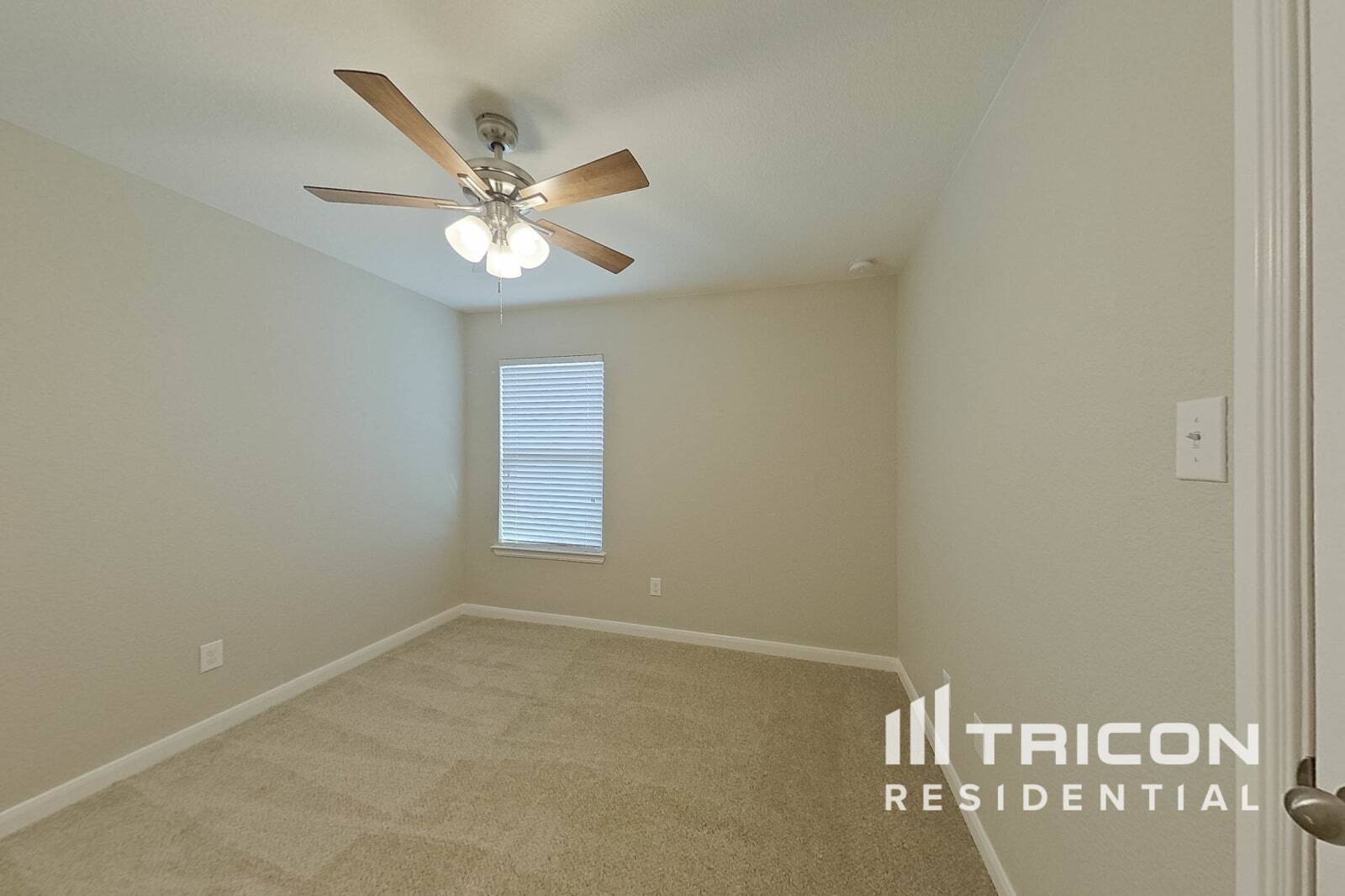 Building Photo - 1214 Cres View Dr