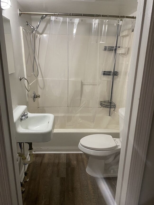 Building Photo - ! This charming one-bedroom oasis is now available, and it comes with a fantastic 2-year lease. D...