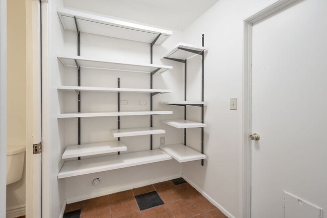 Building Photo - 6 Bed/4.5 Bath Home Close to ASU