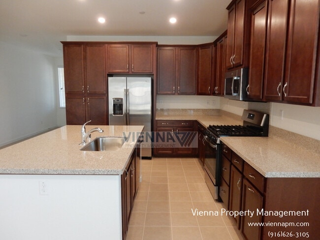 Building Photo - SINGLE STORY HOME IN ROSEVILLE!!!