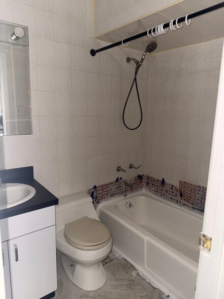 Building Photo - 1254 E 70th St