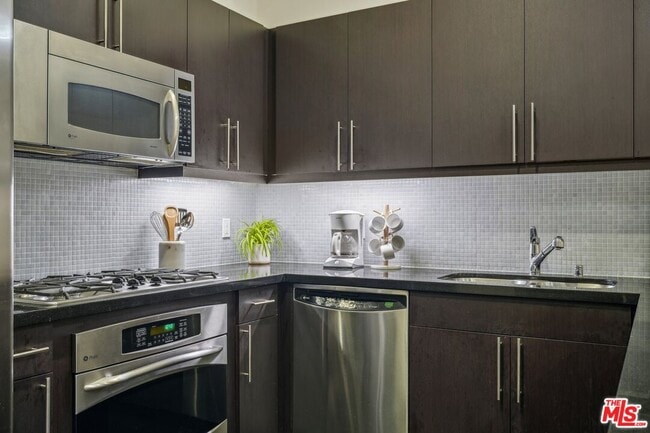 Building Photo - 655 S Hope St