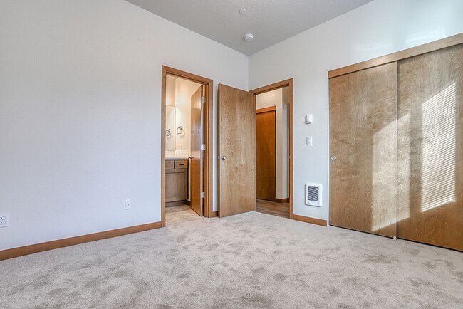 Building Photo - Beautiful 2 Bedroom 2.5 Bathroom Duplex in Great Washougal Location! Beautiful Finishes!