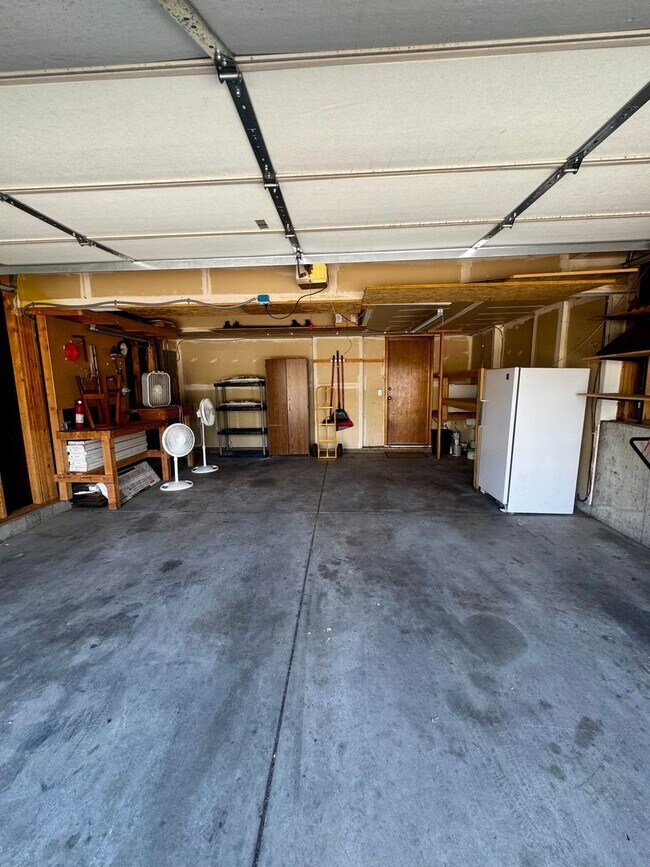 Building Photo - 3 Bedroom Tri-level in Briargate
