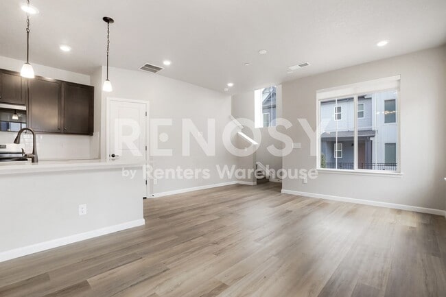 Building Photo - Stunning Newer Townhouse in Castle Pines!