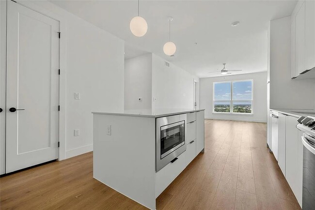 Building Photo - 1701 Simond Ave
