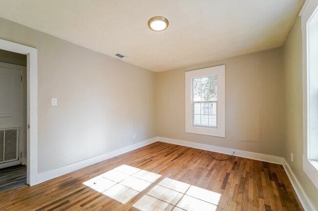 Building Photo - 522 Woodbury Rd