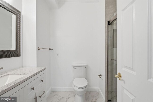 Building Photo - Spectacular 2 LEVEL, 2BR, 2BA unit