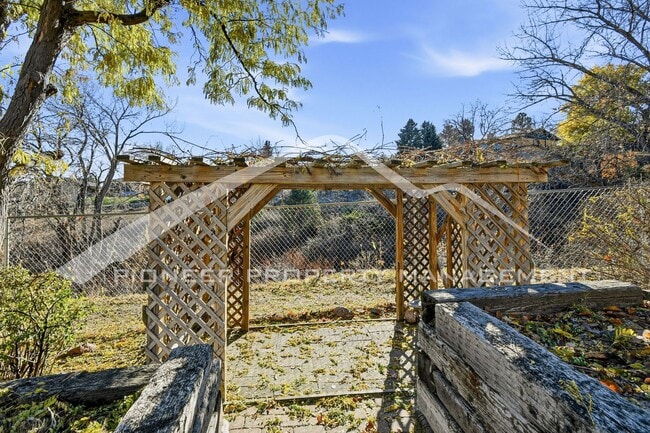 Building Photo - Spacious Home with 2 Car Garage and Centra...