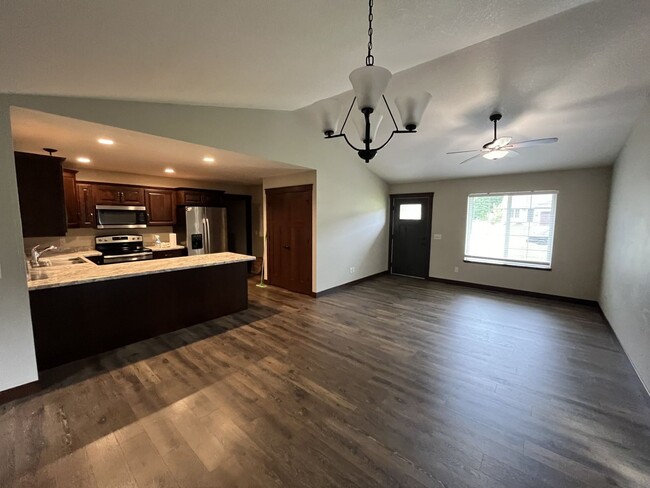 Building Photo - 4948 Waylon St