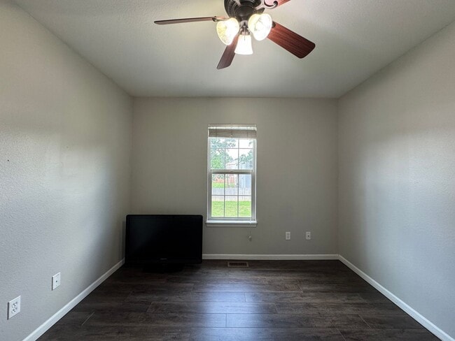 Building Photo - Well Maintained 4 Bedroom with a Privacy F...