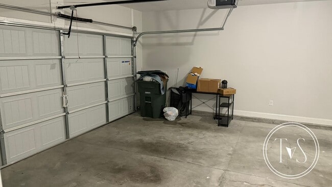 Building Photo - RATE DROP ALERT (was $2350/month) and MOVE-IN SPECIAL: 50% OFF 1ST MONTH'S RENT!**