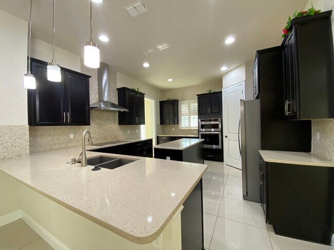 Building Photo - Exquisite 6-Bedroom Estate with Private Po...