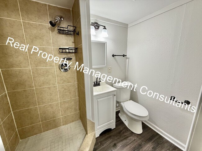 Building Photo - Beautifully Updated Split-Level 3 Bedroom Home in Blue Springs