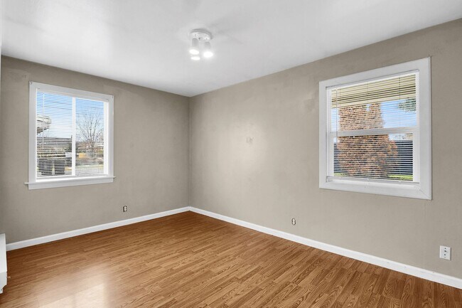 Building Photo - 1131/1133 W Ivy Ave