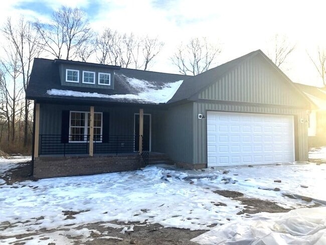 Building Photo - Brand New Beautiful Home with 2 car garage and appls!