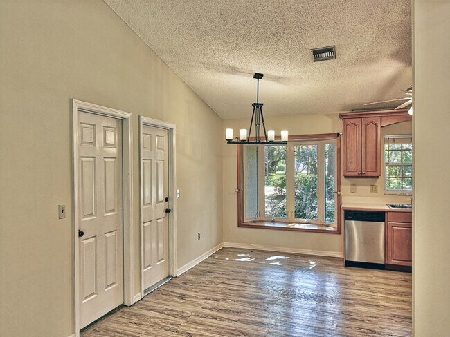 Building Photo - 915 Marigold Ln