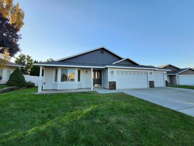 Building Photo - Spacious 3 bedroom/2 bath on Cul-de-Sac, 3...