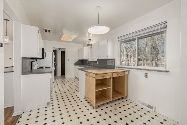 Building Photo - Great 3 Bed 3 Bath Hilltop Home for rent.