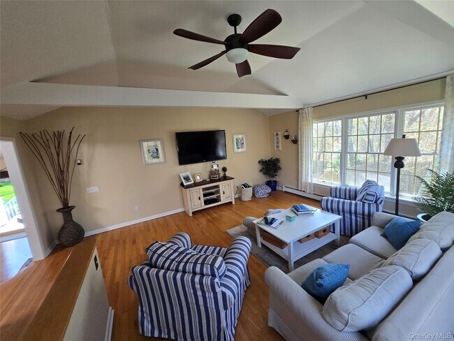 Building Photo - 870 Noyack Rd