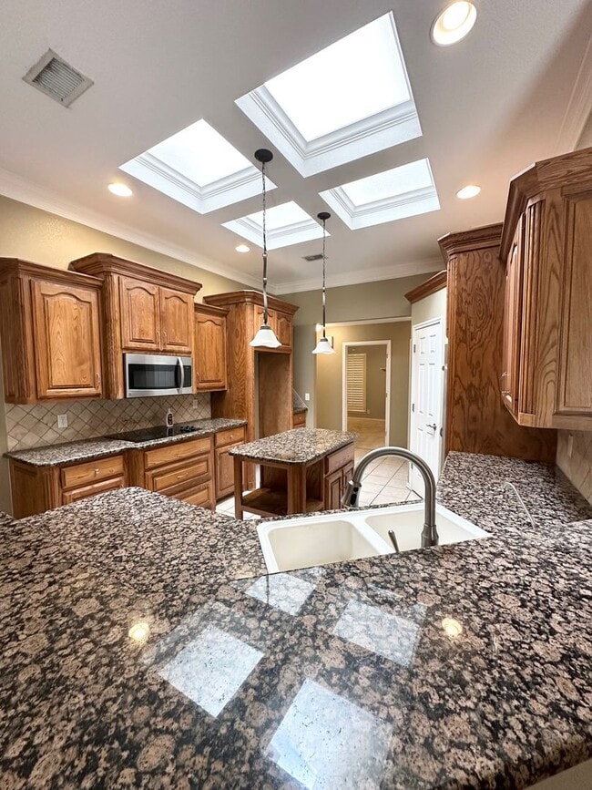 Building Photo - 4 Bed 3 Bath Ready to Rent ASAP!