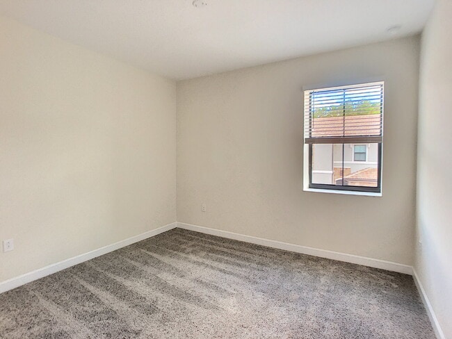 Building Photo - Gorgeous 4 bedroom townhome!