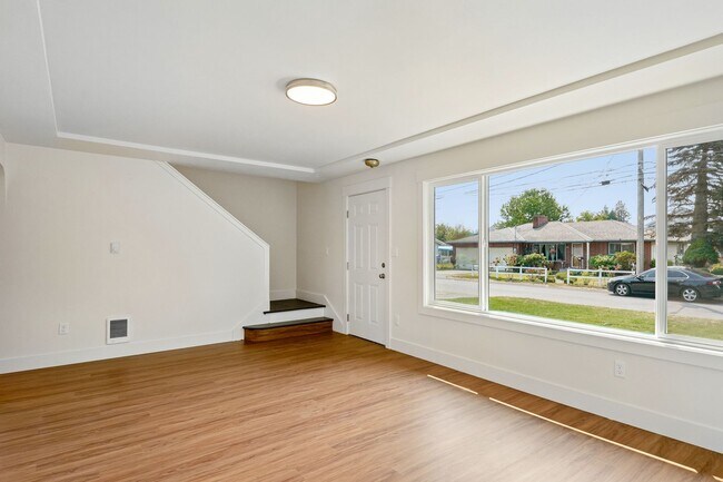 Building Photo - 131 E 70th St