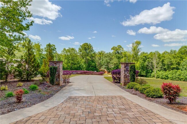 Building Photo - 2870 Roanoke Rd