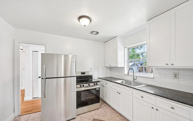 Building Photo - Beautiful 3 Beds 2 Baths Home with Spacious Backyard!