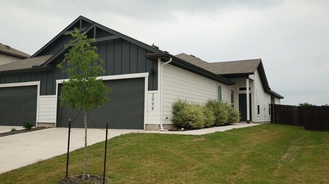 Building Photo - Stunning 3x2 Luxury Duplex in Buda, TX!
