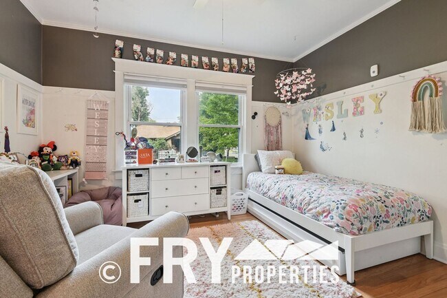Building Photo - Classic Bungalow in Amazing Location
