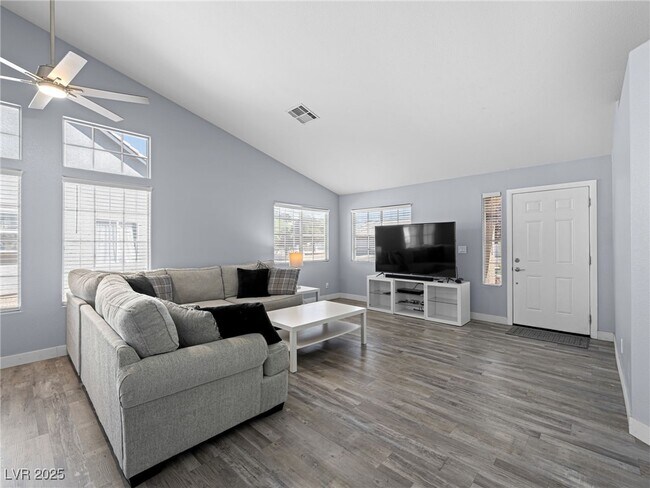 Building Photo - 4749 Califa Dr