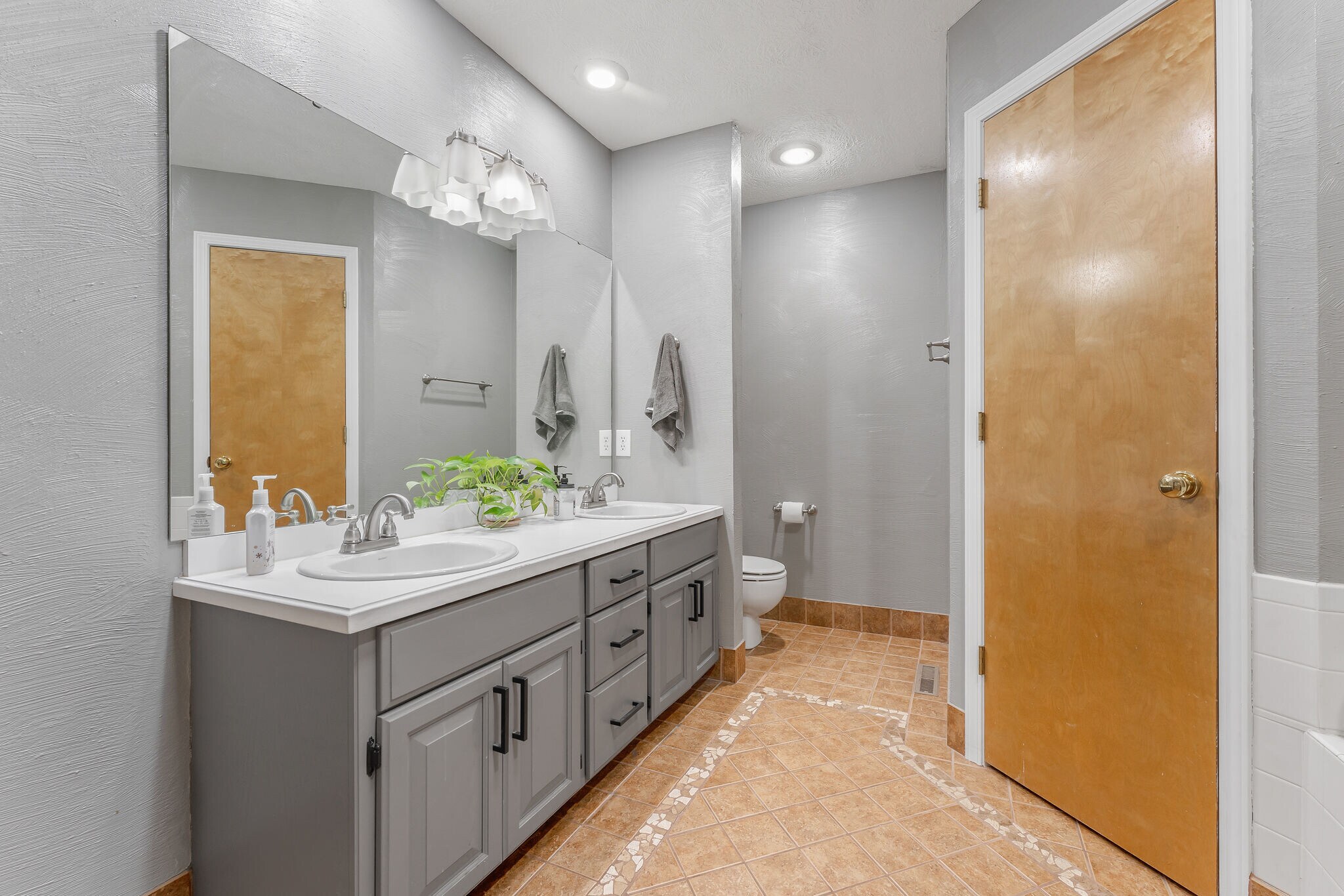 Master bath - 3668 W El Castile St