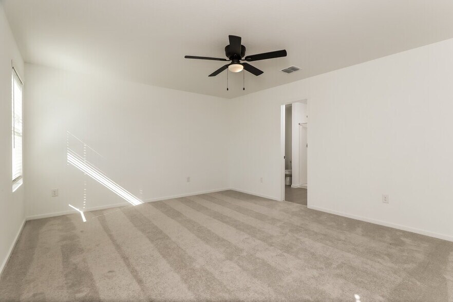 Building Photo - 298 Jax Lp