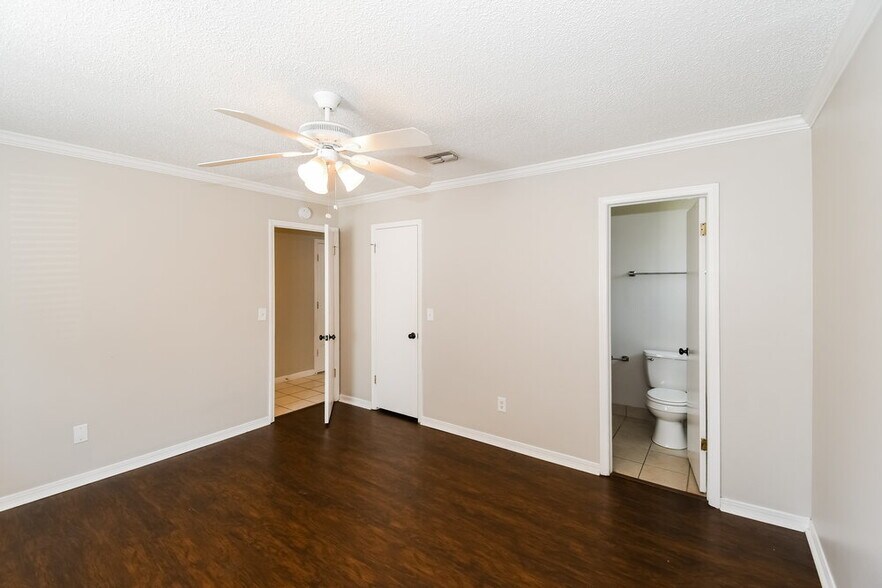 Building Photo - 8257 Knotts Landing Dr N