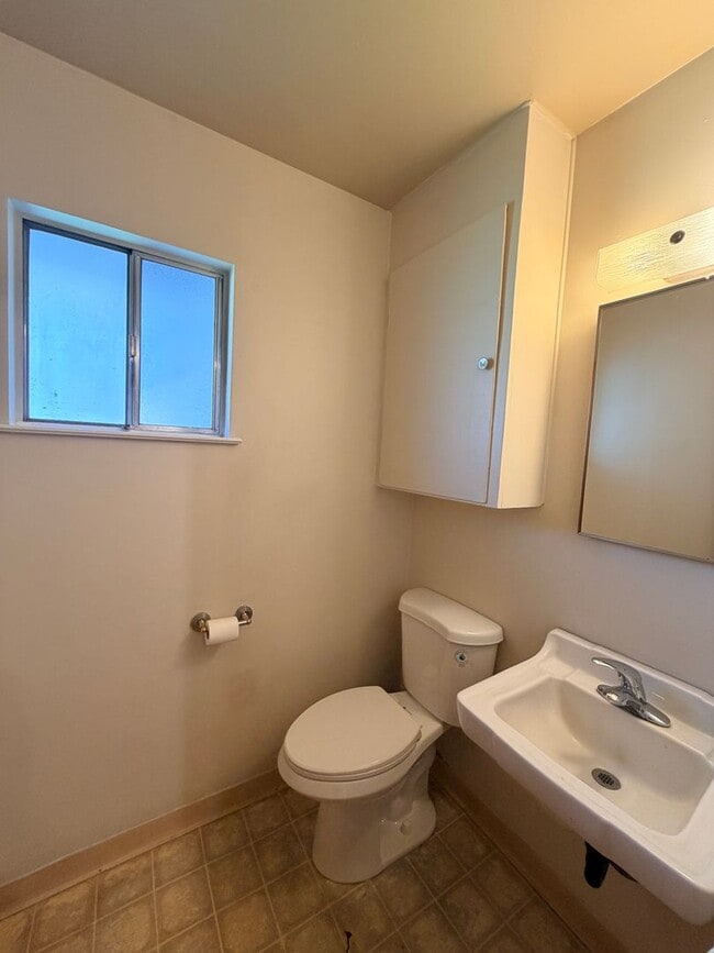 Building Photo - Just listed! Well maintained home in great location!