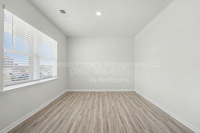 Building Photo - 136 Mdw Vw Dr