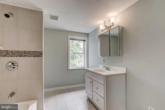 Building Photo - 915 W Lombard St