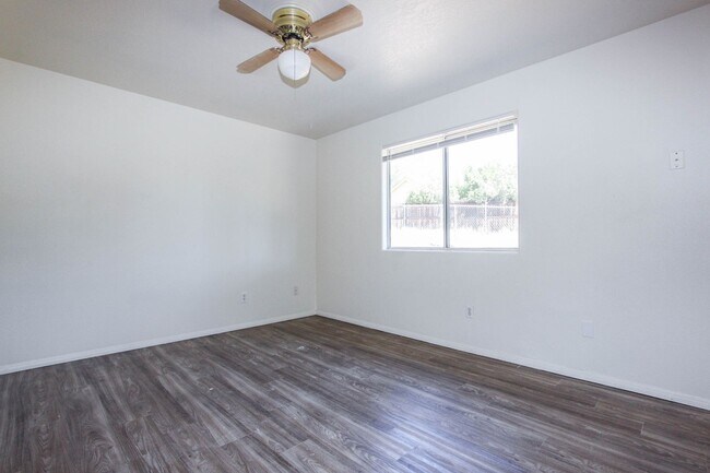 Building Photo - 2 Bedroom Duplex with Fenced Yard