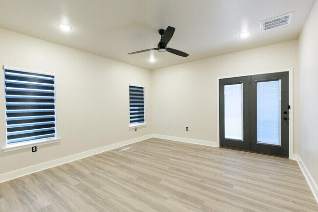 Building Photo - 5825 Grinnell St