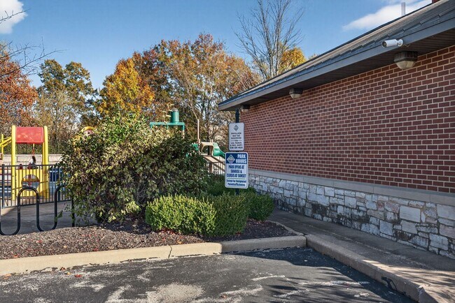 Building Photo - Spacious 3BR Townhome Across From Neighborhood Park