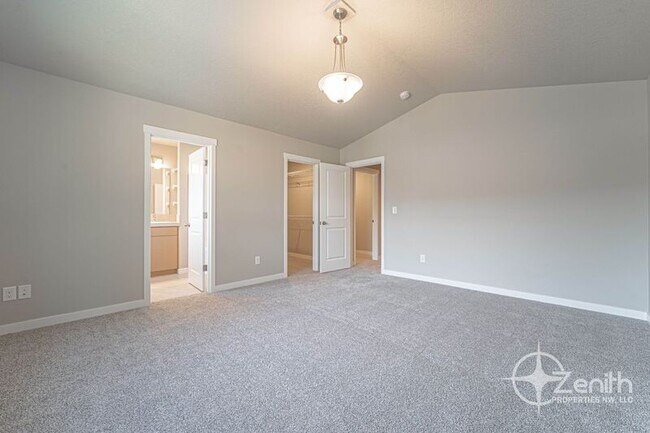 Building Photo - 4712 NE 37th Ct