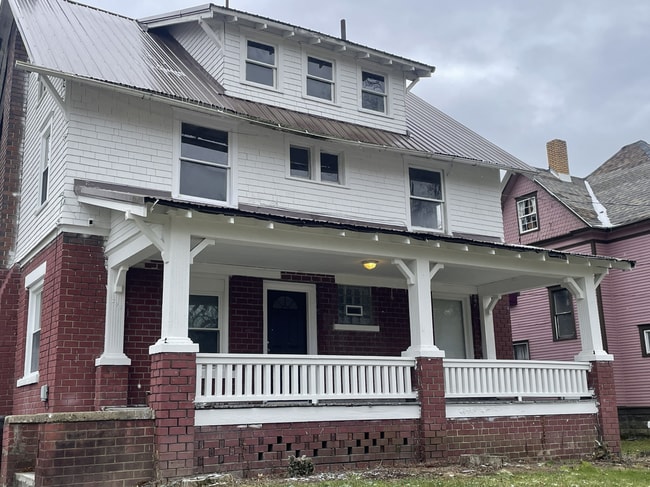 Building Photo - 399 W Warren Ave