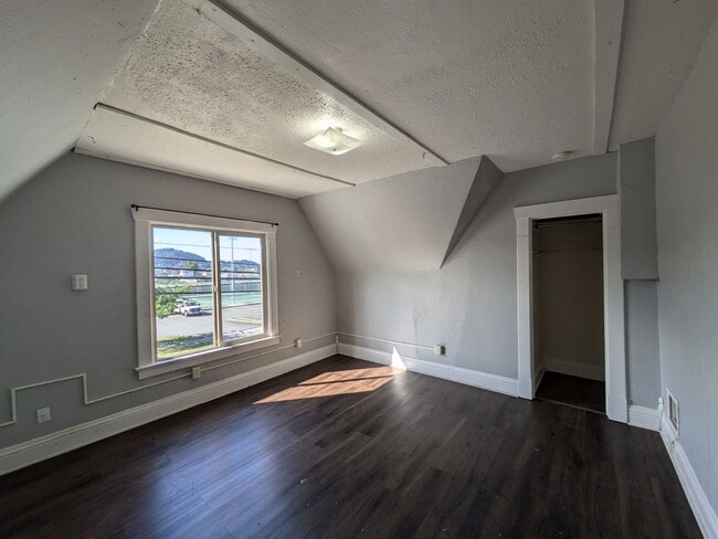 Building Photo - Across from Bellingham High | 5 Bed, 2 Bath Home | Minutes to Trader Joe's & I-5 | Pet Friendly |...