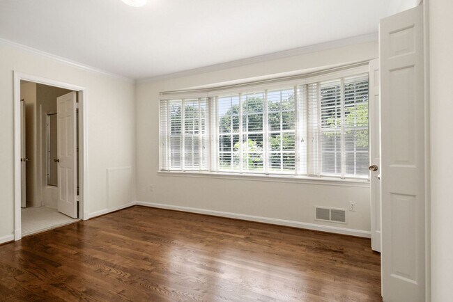 Building Photo - 3 Bed 3 Bath - Potomac Falls Rambler - 2 Car Garage