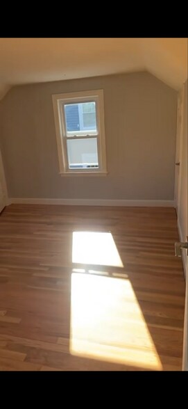 Building Photo - 121 Maple St