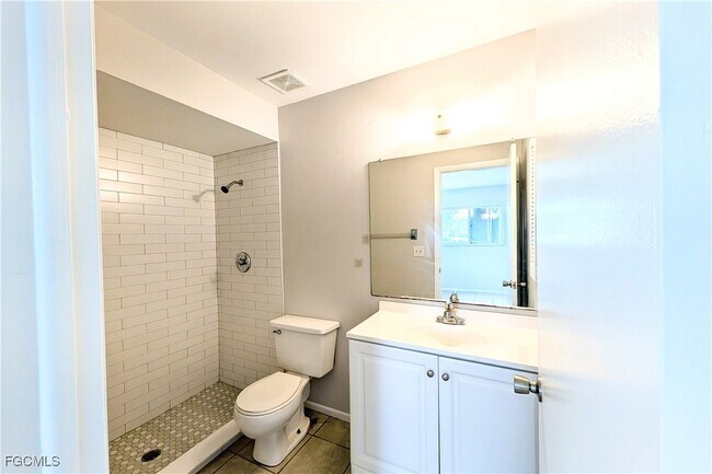 Building Photo - 427 NE Pine Island Ln