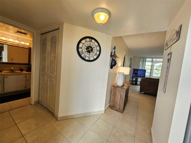 Building Photo - 4899 NW 26th Ct