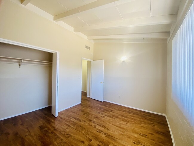 Building Photo - Spacious 2 Bedroom with Hard Flooring, Vau...